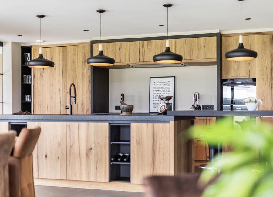 Projekt JJ 🖤 Eleganz trifft Tradition – Landhausküche in Holz und edlem Schwarz